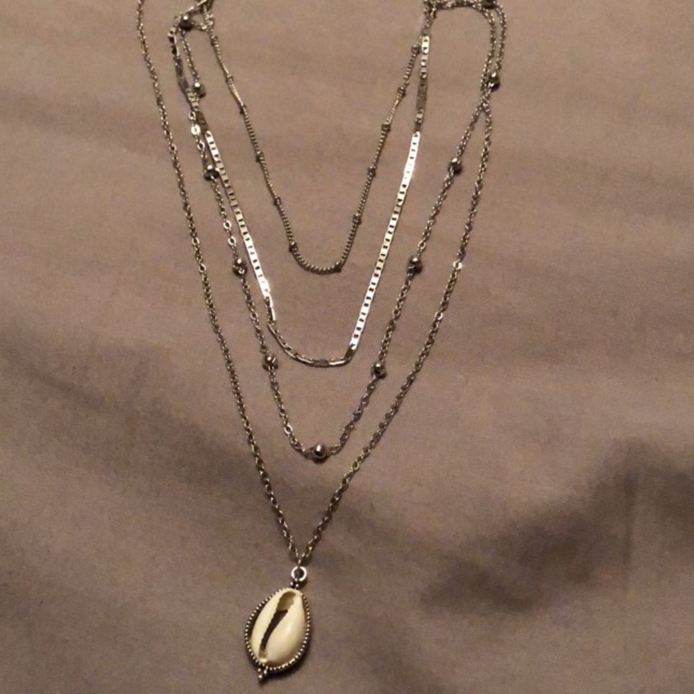 Multi-layer shell pendant necklace - Picture 3 of 3